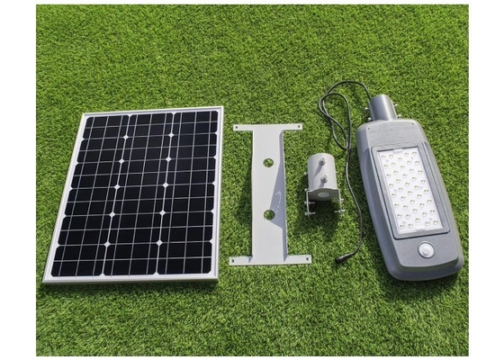 Đèn LED năng lượng mặt trời bền bỉ 5500K IP65 50W với bảng điều khiển năng lượng mặt trời có thể xoay